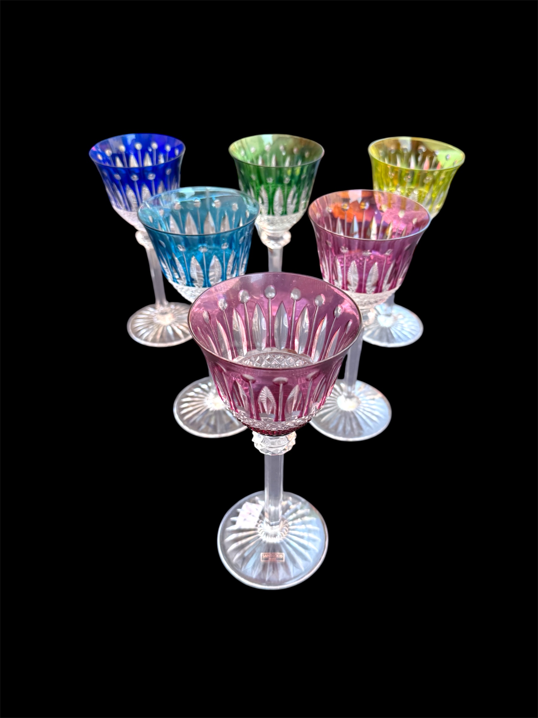 Verres en cristal taillé de différentes couleurs